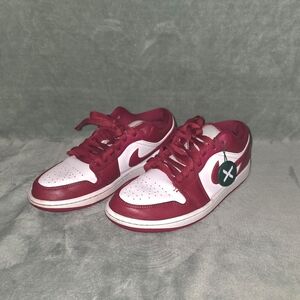 The product in the image is the Jordan Air Jordan 1 Low in the "Cardinal Red" co